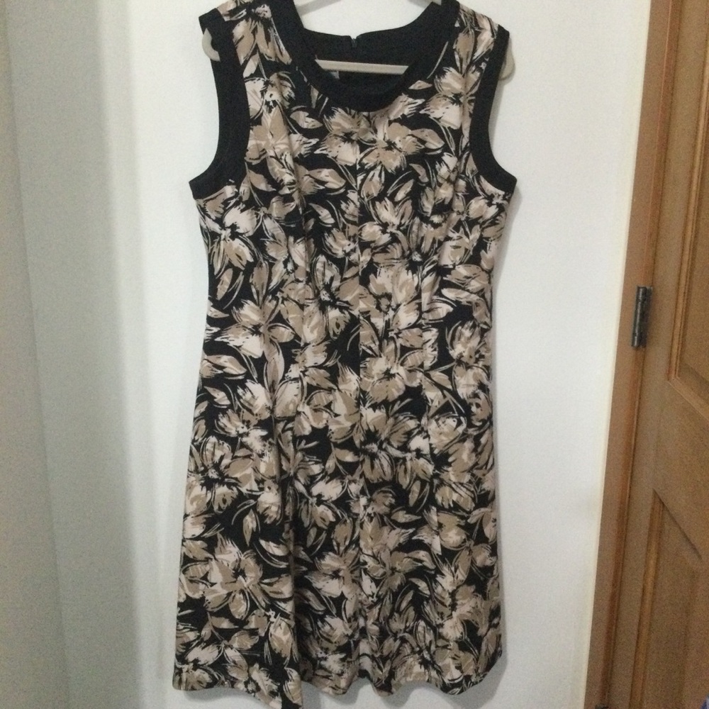 LONDON TIMES:  Black & Beige Floral Sleeveless Dress